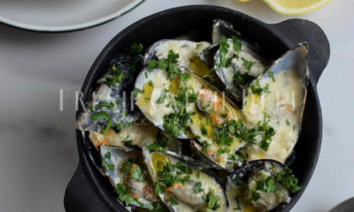 Moules Marinere (Creamy French-style Mussels)